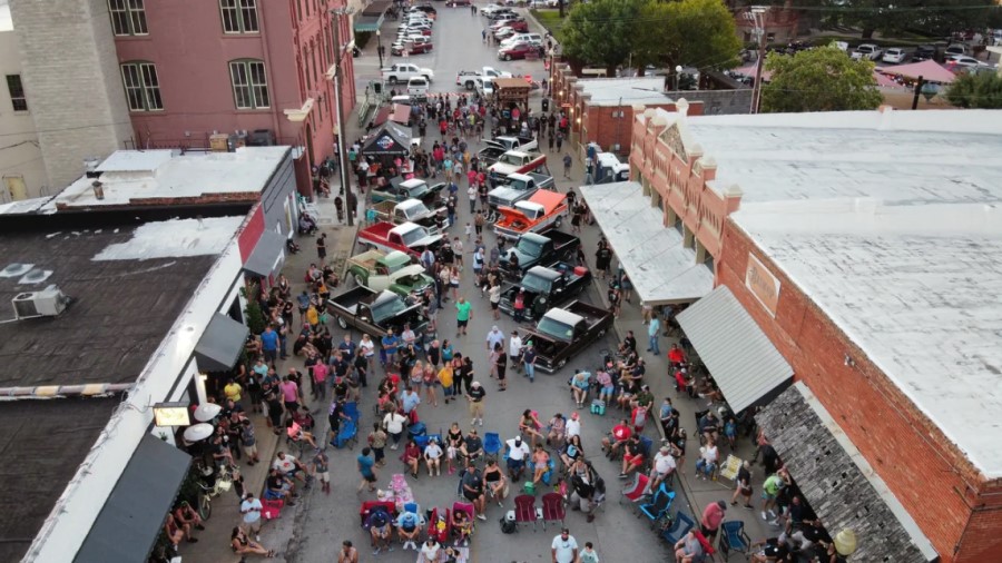 Trucks and tourists lining the street in Waxahachie for C10s in the Park.